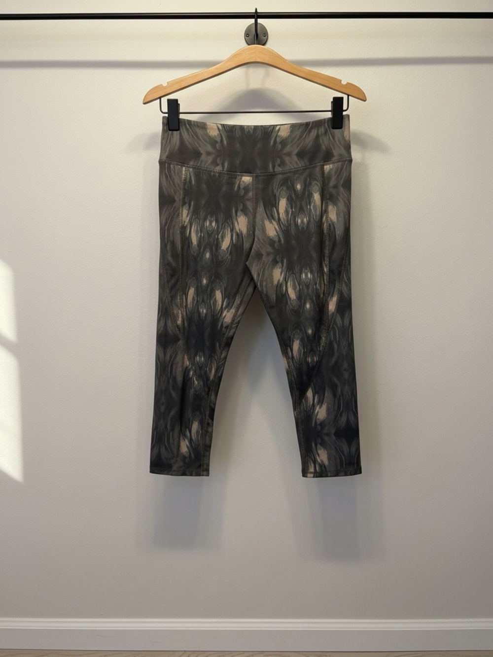 Kyodan Black and Gray Tie-Dye Capri Leggings